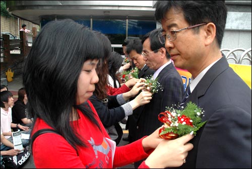 부성정보고 졸업생들은 15일 오후 3시 부산교육청 앞에서 스승의 날 행사를 열고 해직교사들에게 카네이션을 달아드렸다. 